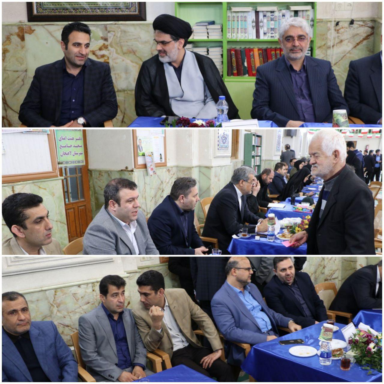 حضور شهردار ،رئیس و اعضای شورای اسلامی شهر در برگزاری میز خدمت دستگاه ها و نهادهای شهرستان در مسجد جامع  شهرستان لاهیجان
